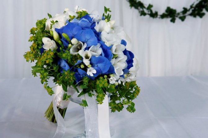 Бело-синий букет невесты 3