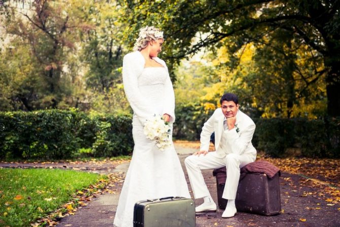 Брак - это новая жизнь, а чемоданы это частица прошлого, которое молодые перенесут в будущее