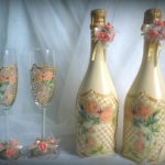 Бутылки и бокалы, украшенные лентами и цветами по технике декупаж