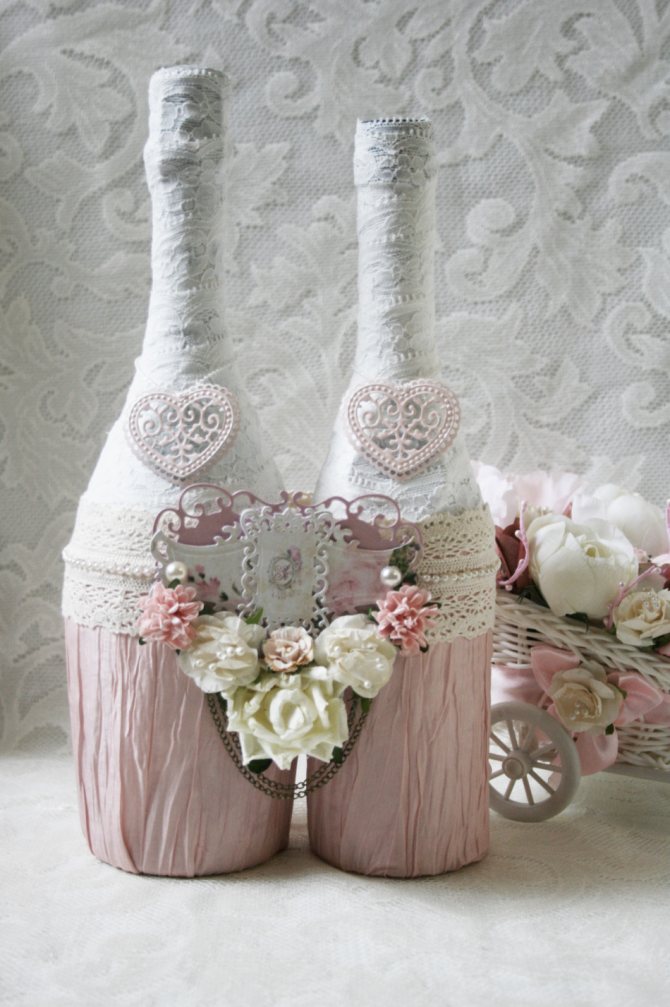 Бутылки, украшенные декупажем, соединены между собой как символ прочности брака