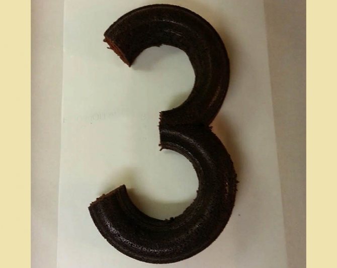 Цифра 3 из шоколадного бисквита