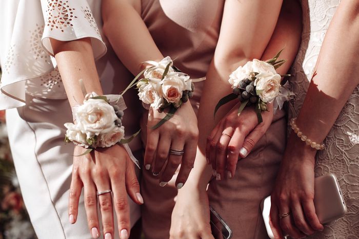 цветы на руку подружкам невесты 6
