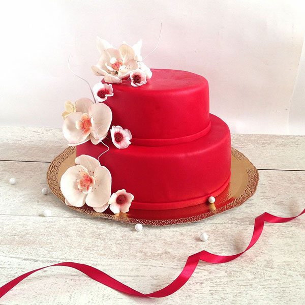 двухъярусный красный торт на свадьбу