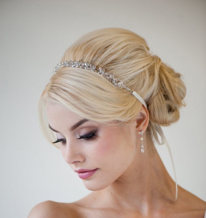 Греческий стиль макияжа для невесты со светлыми волосами