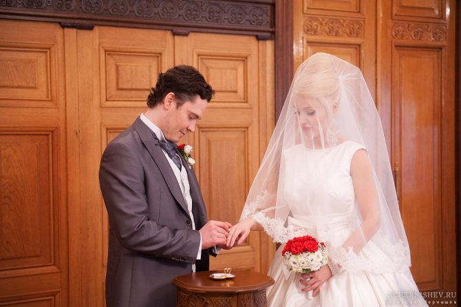 Грибоедовский ЗАГС фото: обмен кольцами жениха и невесты