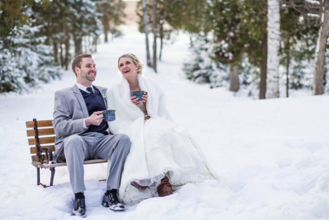 Идеи для свадебной фотосессии зимой, с чашками горячего шоколада
