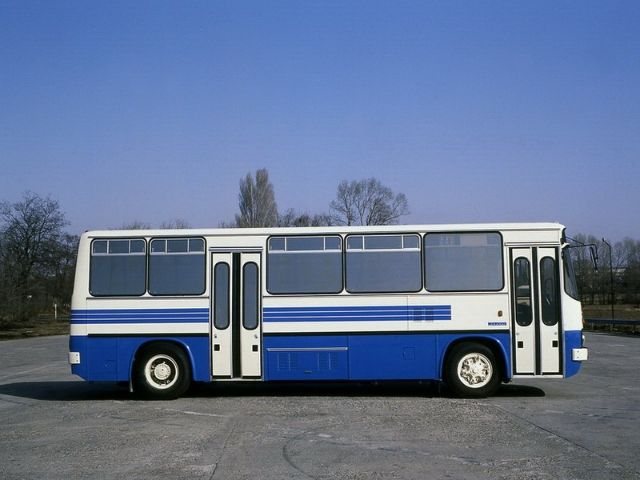 Ikarus 263 и 283, выпускавшиеся с середины 1980-х, представляли собой удлинённые на 1 м Ikarus 260 и 280. Эти автобусы был разработан для экспорта в ГДР, позже началось производство для эксплуатации в Венгрии. Внешне отличались небольшими дополнительными окошками за передней и задней дверями. Первые автобусы оснащались двумя четырёхстворчатыми дверьми. На них использовался тот же дизель D2156 HM6U с турбонаддувом мощностью 220 л.с. Увеличение длины автобуса позволило изменить компоновку салона. Вместо убранных сидений напротив средней двери появилась просторная накопительная площадка. Была увеличена и задняя накопительная площадка. Салон стал намного комфортабельнее за счёт установки новых сидений с более высокими спинками и боковыми ручками для стоящих пассажиров. Сиденья, располагавшиеся около дверей, были отгорожены от них стеклянными перегородками. В плафонах освещения нового типа использовались люминисцентные лампы. Спустя год эти новшества были внедрены и на Ikarus 260 и 280. Ikarus 216 (1985–1990)