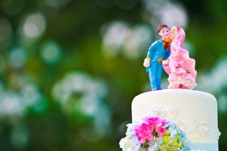 История фигурок жениха и невесты на торте