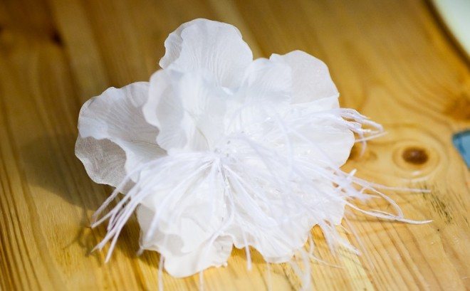 Как самостоятельно изготовить цветок «Аурелия» для свадебной прически