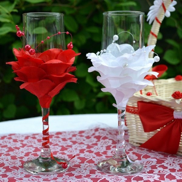 красные и белые украшения для свадебных бокалов
