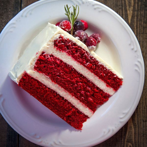 красные коржи в свадебном торте