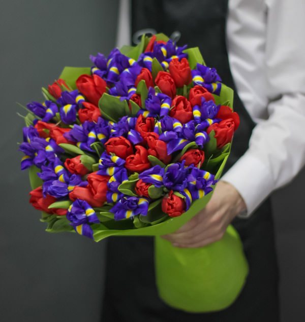 Недорогие цветы с доставкой на дом – в салоне «Парижанка» большой выбор свежих весенних композиций.