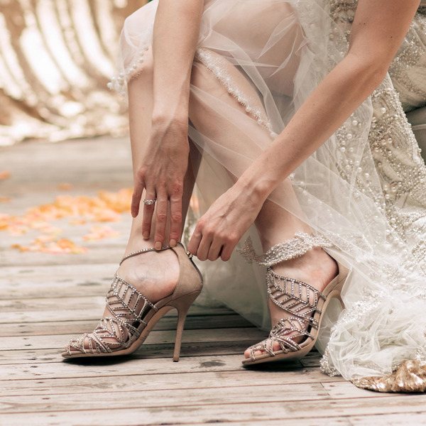 невеста обувает свадебную обувь