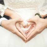 Сердечко из рук жениха и невесты