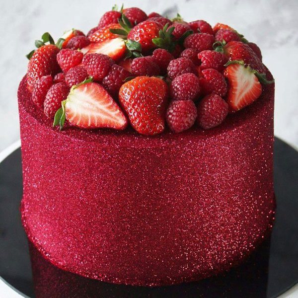 сезонные ягоды красного цвета на свадебном торте