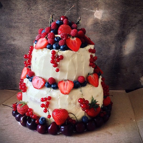 сезонные ягоды на кремовом свадебном торте