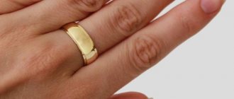 Широкое кольцо из золота выпуклой формы на руке