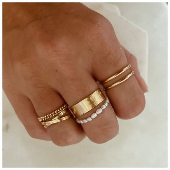 Стильные золотые кольца в минимлистичном стиле