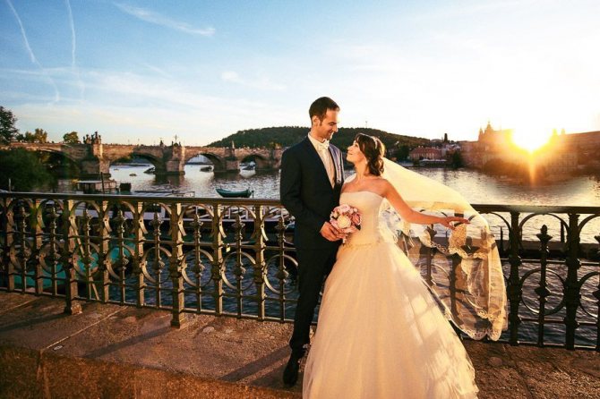Свадебная поза для фотосессии на мосту