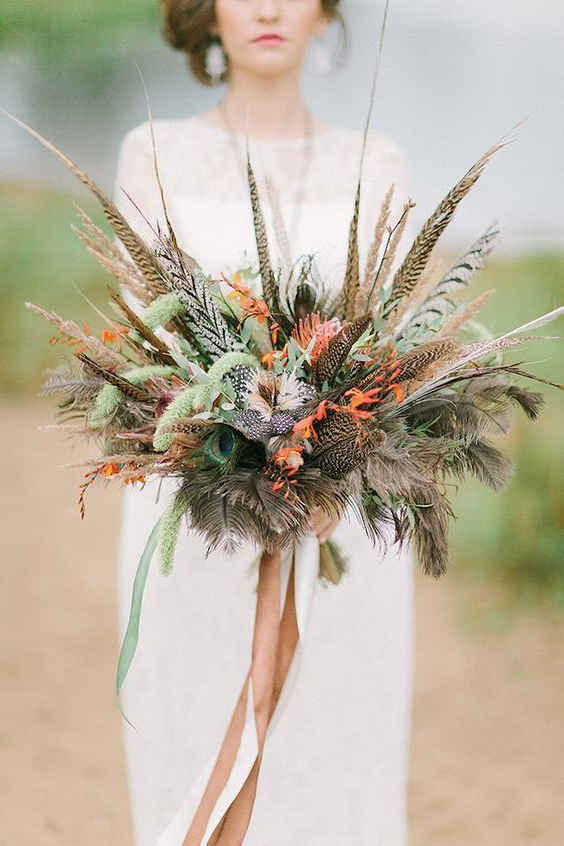 Свадебные букеты 2022: букет невесты с перьями