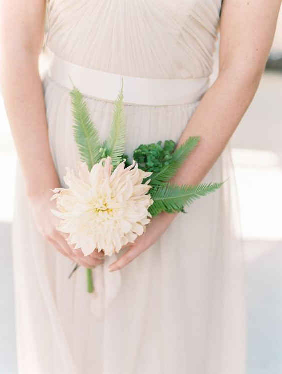 Свадебные букеты 2022: одноцветочные букеты для Невесты