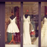 свадебные платья на витрине