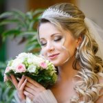 Свадебные прически для невесты с диадемой на длинные, средние, короткие волосы