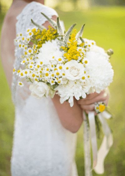 свадебный букет из хризантем и альстромерий