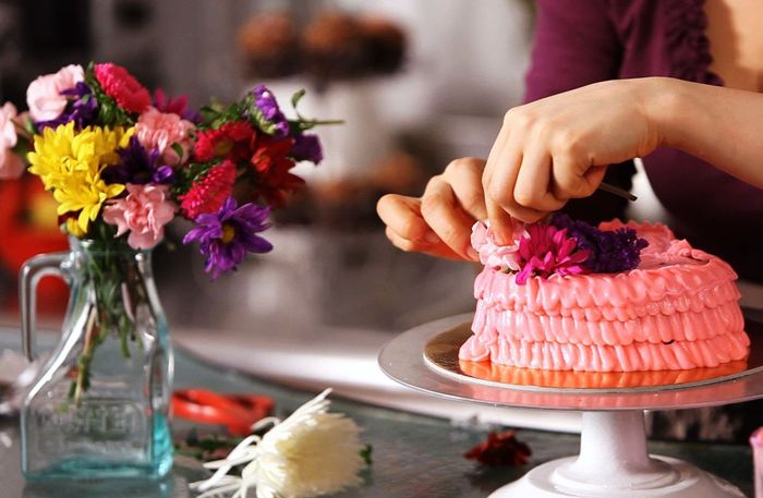 свадебный торт с живыми цветами 9