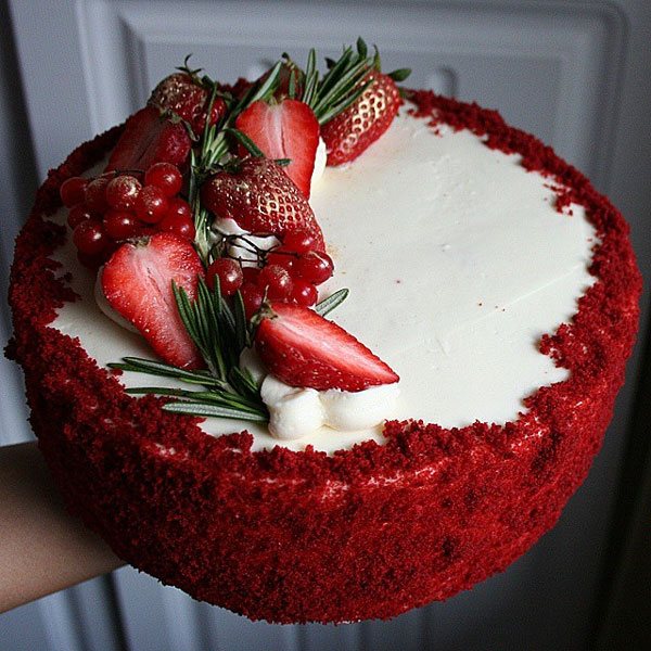 торт с красными коржами и ягодами