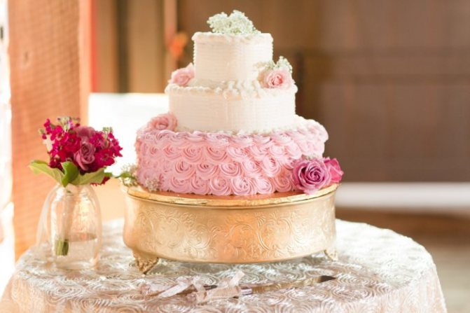 Трехъярусный свадебный торт