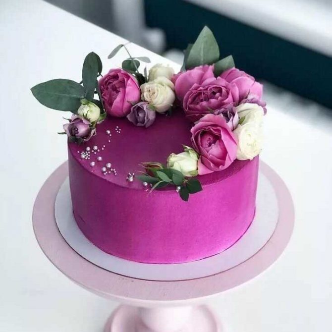 Украшение живыми цветами торта4