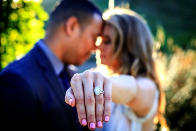 Вариант селфи кольца с женихом и невестой на фоне