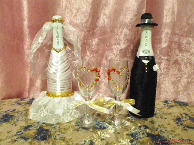 Вот такие своеобразные бутылки и бокалы декупажем в костюмах жениха и невесты