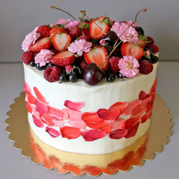 ягодный красно-белый торт на бракосочетание